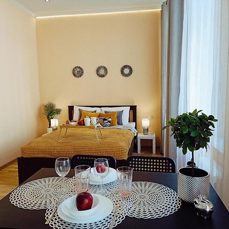 Centrally Located Studio Apartment Riga Bagian luar foto