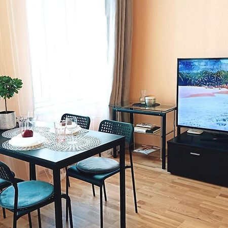 Centrally Located Studio Apartment Riga Bagian luar foto