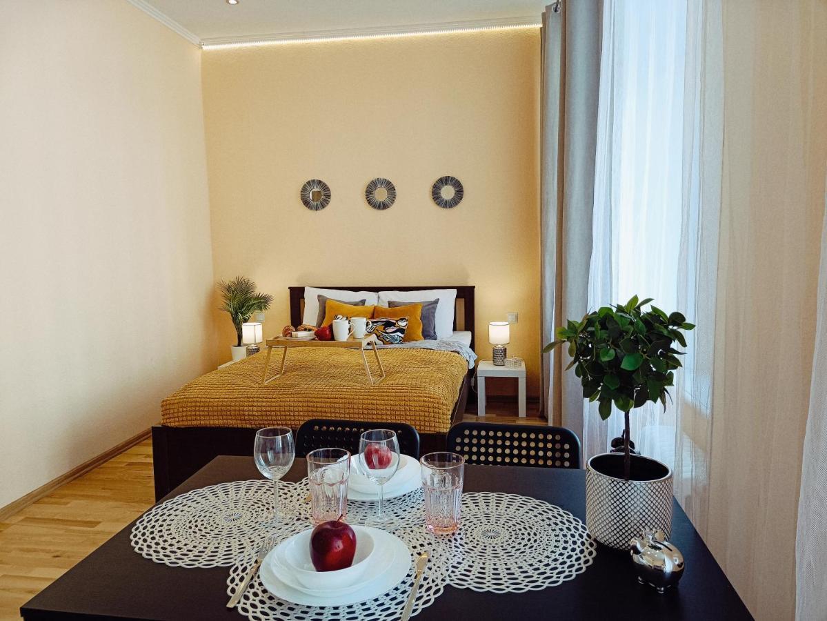 Centrally Located Studio Apartment Riga Bagian luar foto