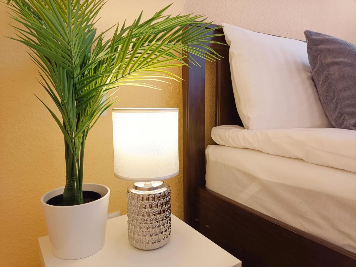 Centrally Located Studio Apartment Riga Bagian luar foto