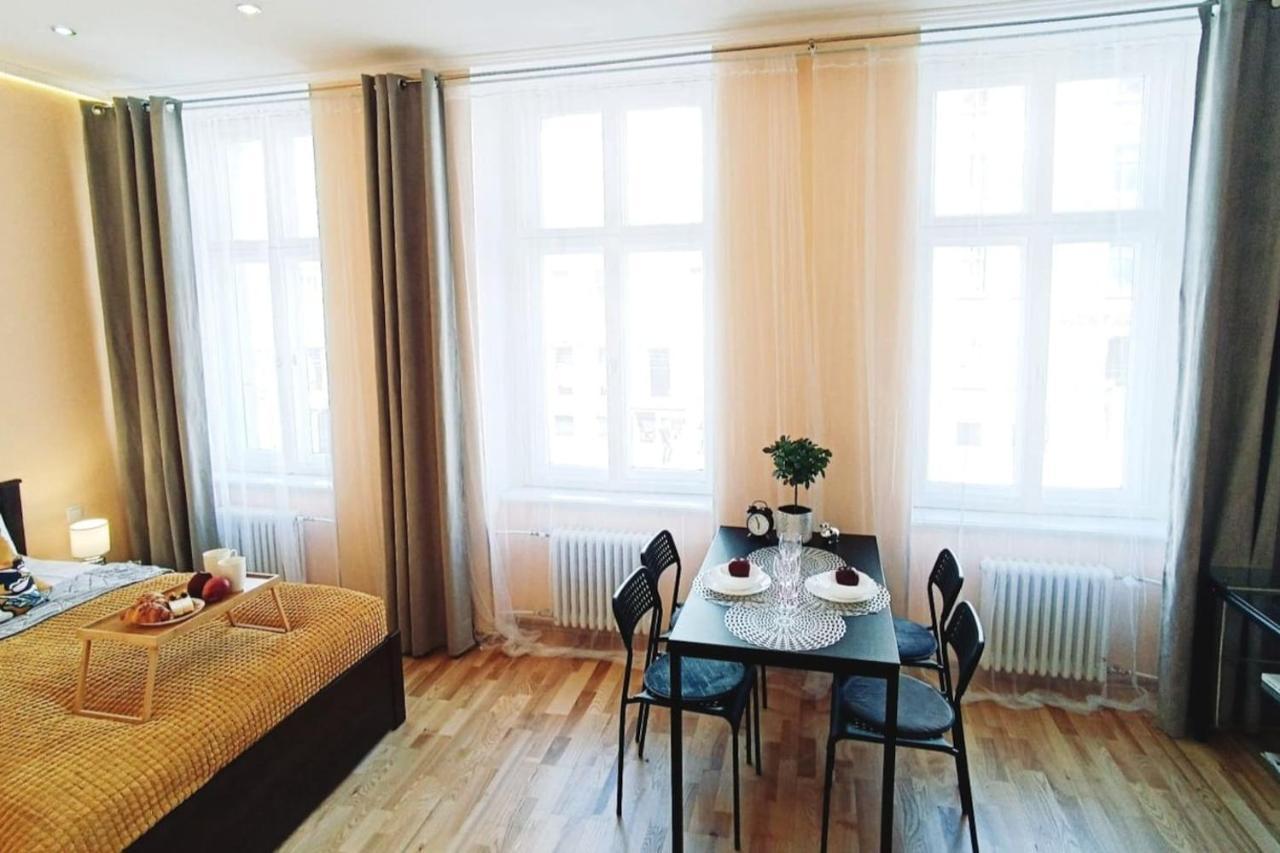 Centrally Located Studio Apartment Riga Bagian luar foto