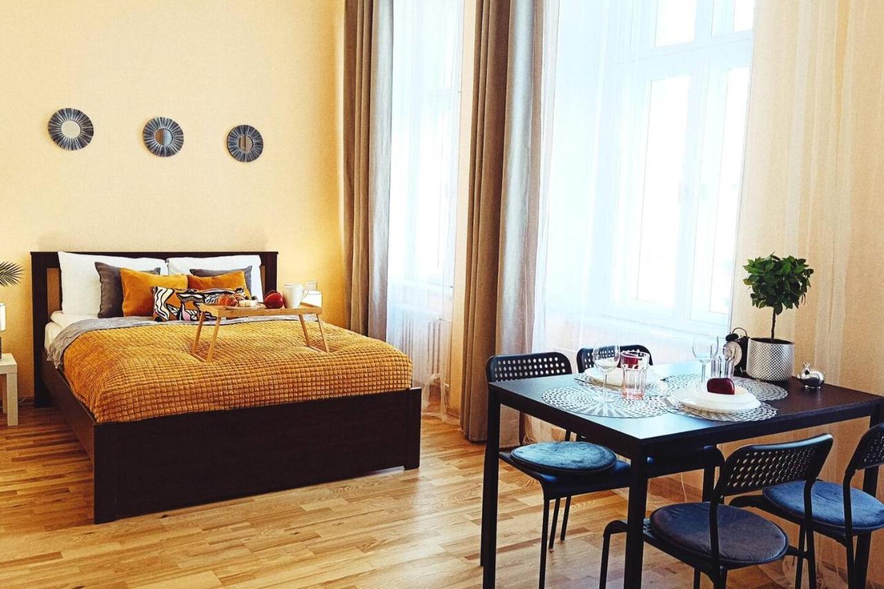 Centrally Located Studio Apartment Riga Bagian luar foto