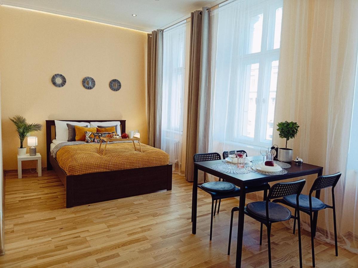 Centrally Located Studio Apartment Riga Bagian luar foto