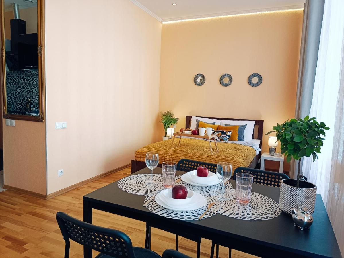Centrally Located Studio Apartment Riga Bagian luar foto
