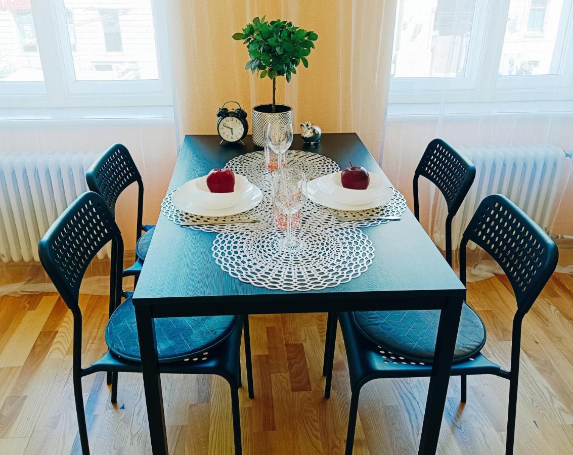 Centrally Located Studio Apartment Riga Bagian luar foto