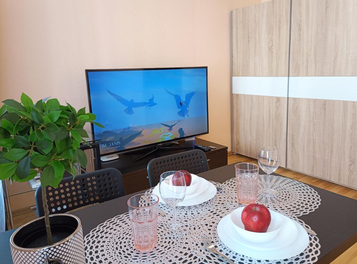 Centrally Located Studio Apartment Riga Bagian luar foto