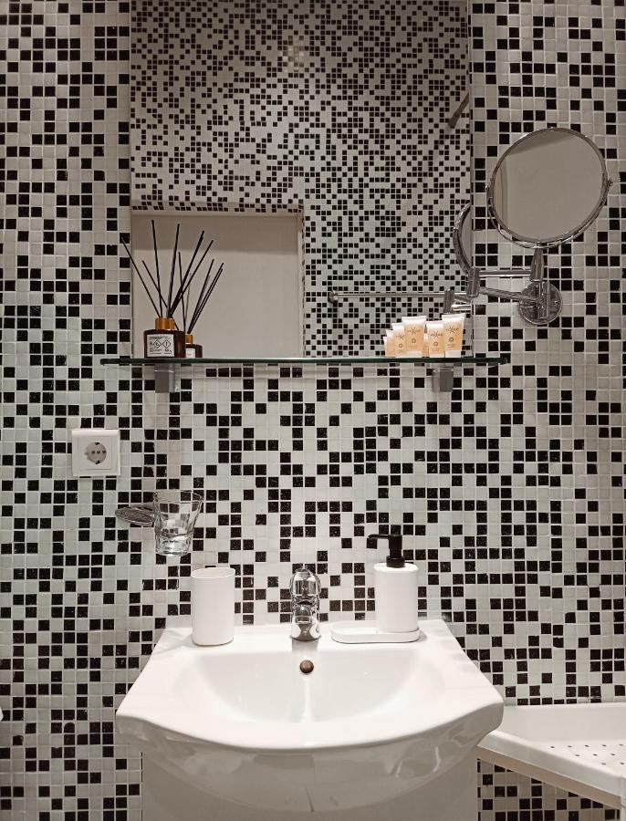 Centrally Located Studio Apartment Riga Bagian luar foto